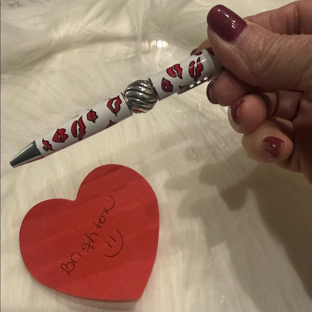 💋🆕💋BRIGHTON PEN PAL SHORT PEN FASHIONISTA LIPS NWT W/ ❤️ Keychain & Velvet pouch - Picture 3 of 3